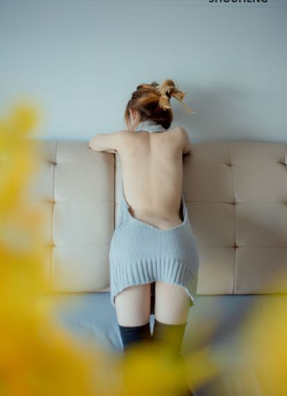 扒开女同学胸罩玩弄她的双乳_剧情片高清完整版